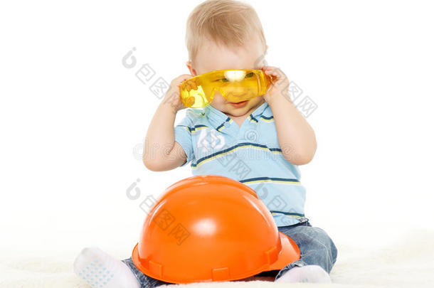 戴着头盔和防<strong>护眼</strong>镜的婴儿。
