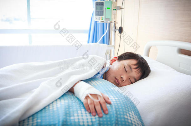 亚洲男孩躺在<strong>病床</strong>上用生理盐水静脉注射(Iv)。 健康