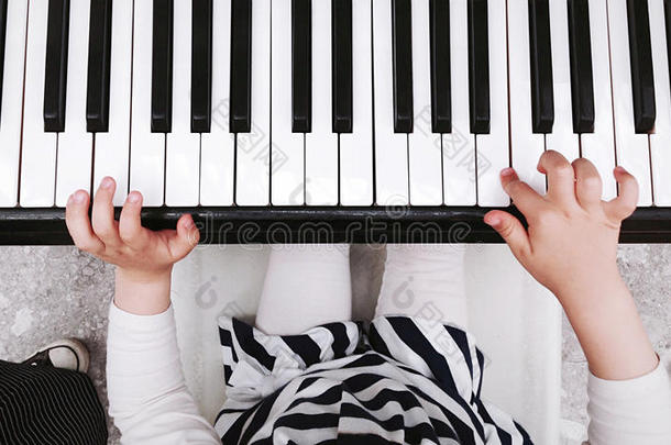 弹钢琴的孩子