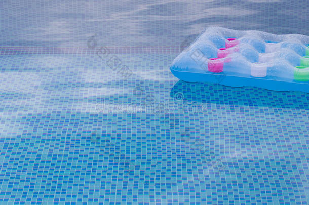 浮动蓝色和粉红色气垫游泳池