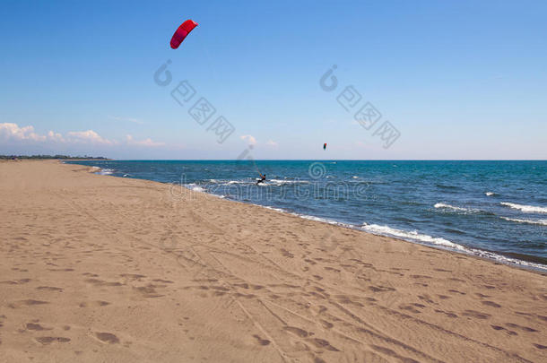 运动员骑在风筝冲浪板上的海浪