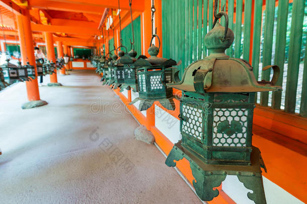 青铜灯笼<strong>挂</strong>在<strong>卡</strong>苏加-塔伊莎神社的地上，