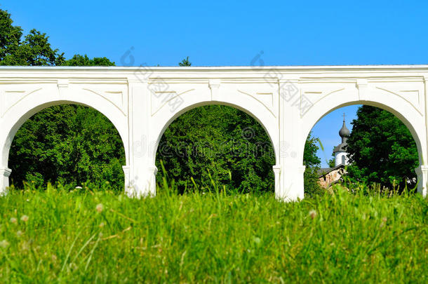 古老的雅罗斯拉夫庭院的拱廊，在夏季阳光明媚的日子里，在俄罗斯的VelikyNovgorod