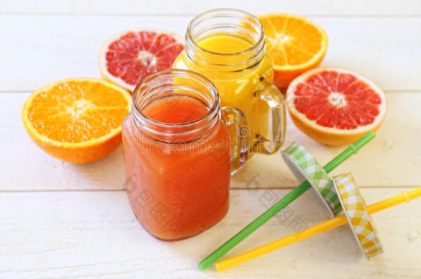 葡萄柚、橙汁和水果