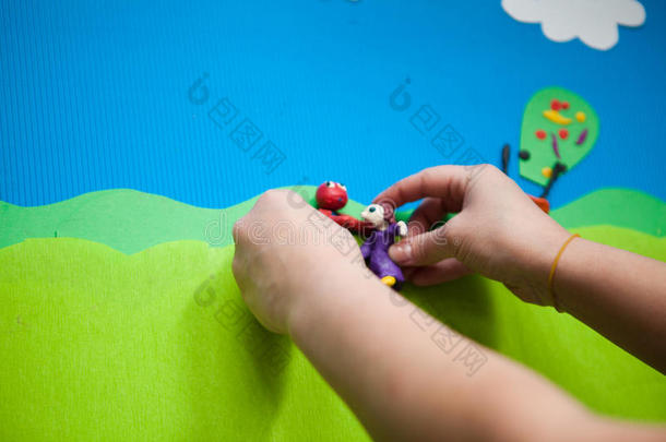 儿童应用塑料和彩色纸