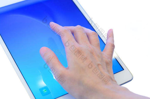 手使用平板电脑与蓝屏焦点在指针手指，