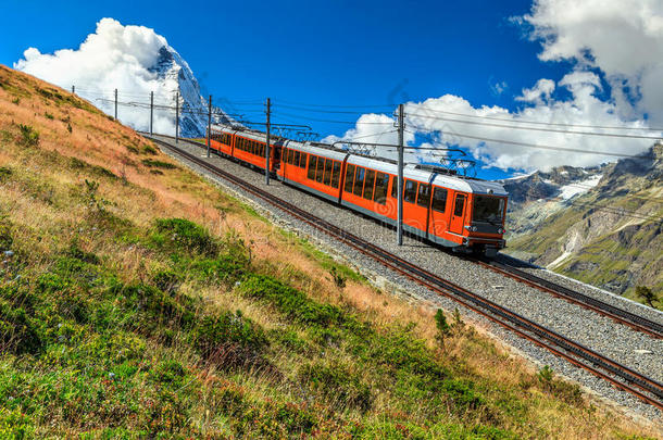 电动旅游列车和著名的雾状峰峰，瑞士，欧洲