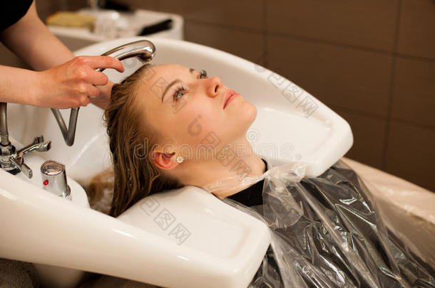 工作中的发型师-理发师给顾客洗头发