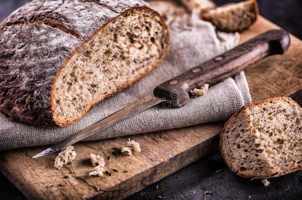 面包。 新鲜面包。 自制传统面包。 切片面包屑刀和孜然