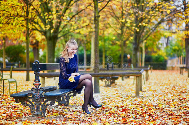 秋天，巴黎<strong>卢森堡</strong>花园里美丽的年轻女人