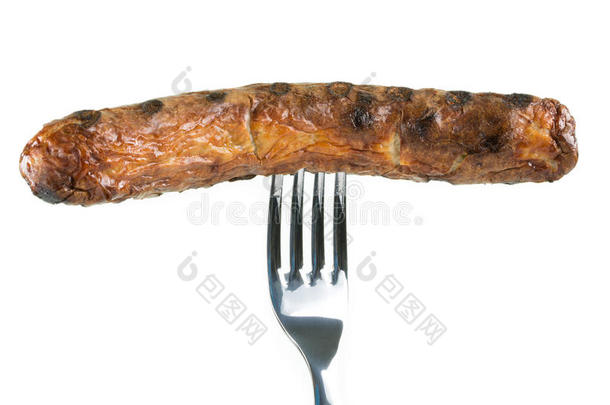 烤肠穿在叉子上，隔离在白色上