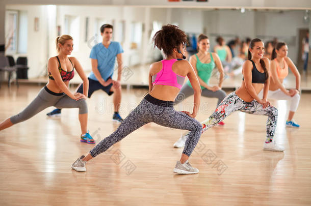 健身班穿着五颜六色的运动服装的健身锻炼者