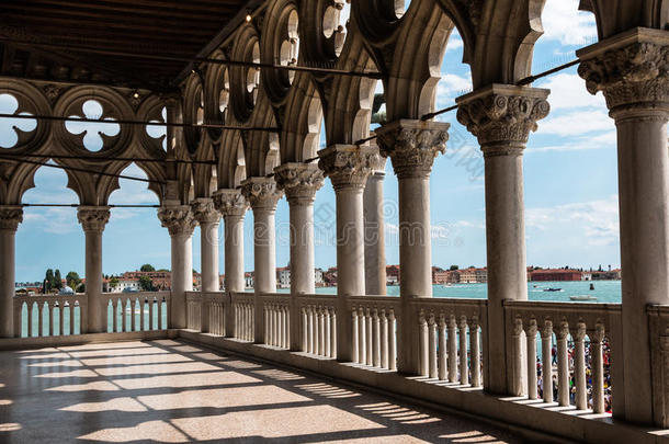 多吉宫殿的拱廊：意大利威尼斯的哥特式建筑
