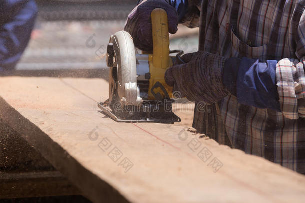 木匠用电锯锯木头