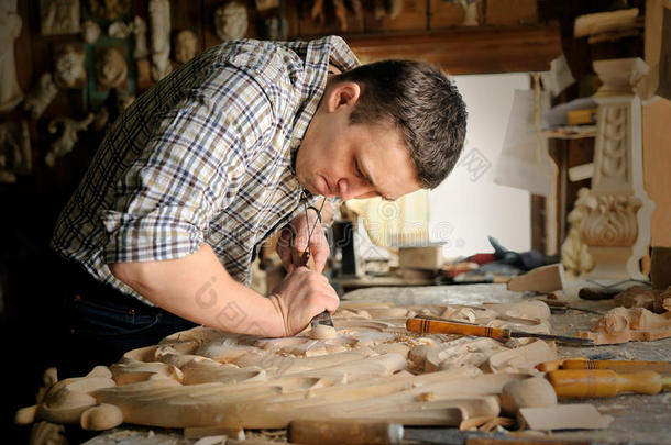 雕刻师，在他的车间里工作的男木匠的照片