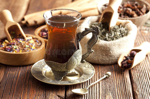 一杯茶和各种各样的茶叶混合