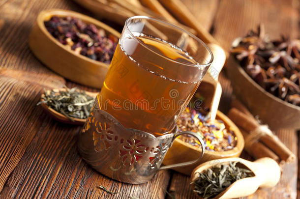 一杯茶和各种各样的茶叶混合