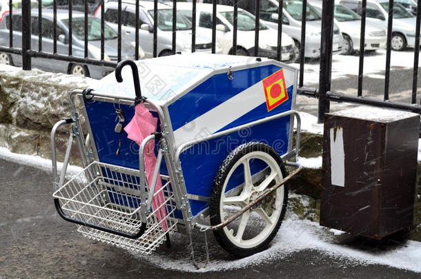 雪地里的蓝色冷藏车