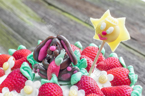 带草莓和MAR的儿童生日蛋糕的细节