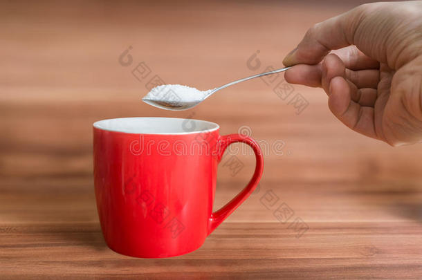 手拿茶匙，上面放着红茶。 <strong>不</strong>健康的概念。