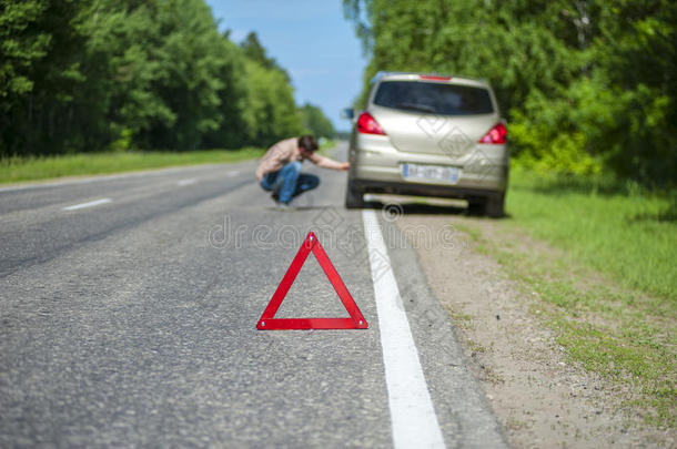 汽车故障后在路边和红色三角形警告标志