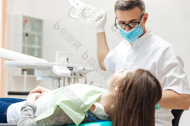 牙医非常仔细地检查和修复牙齿给病人