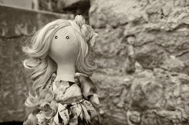手工娃娃，自然的头发，穿着一件长的拼凑连衣裙