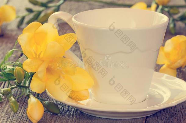鲜花和茶杯