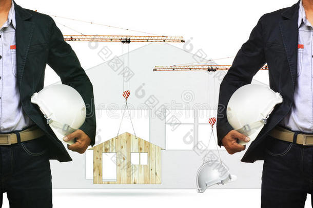 建筑师和建筑起重机吊回家和安全帽