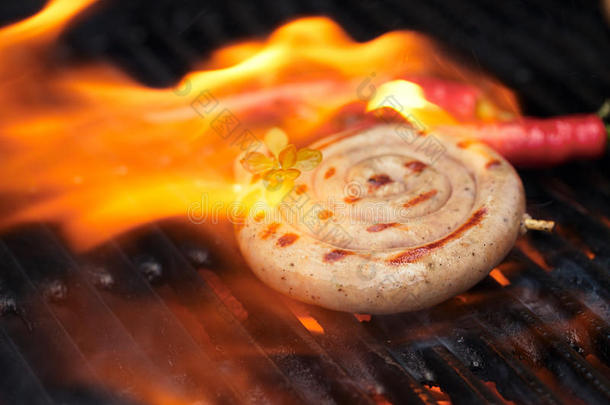 坎伯兰香肠，带火焰的烧烤架上的螺旋猪肉香肠，