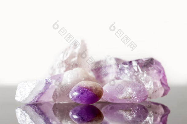 水晶愈合石紫水晶，未切割和翻滚完成