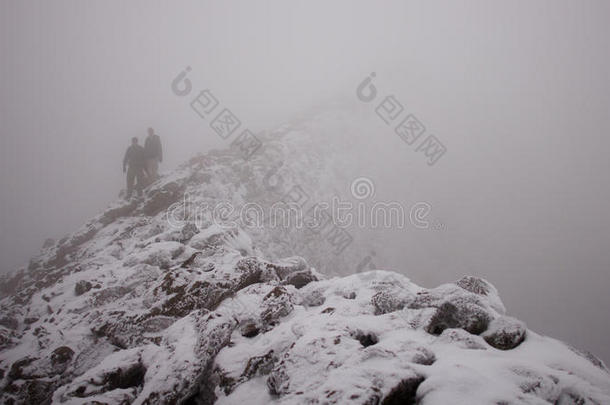 登山者在雾中爬山