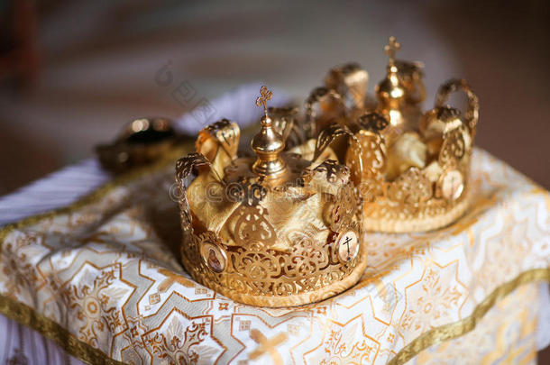 优雅的婚礼皇冠或皇冠，准备在教堂结婚
