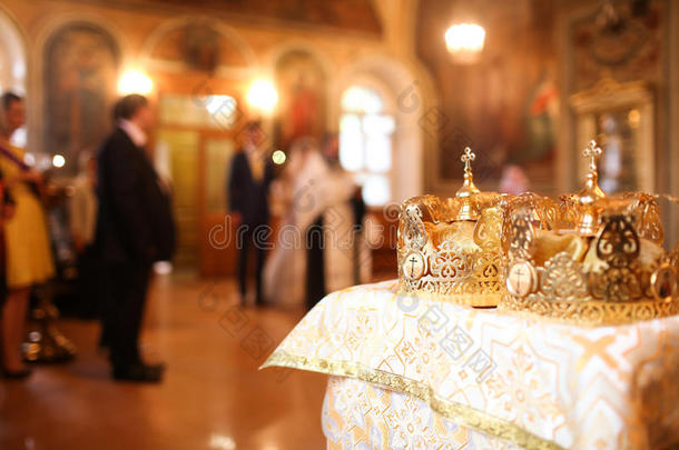 优雅的婚礼皇冠或皇冠，准备在教堂结婚