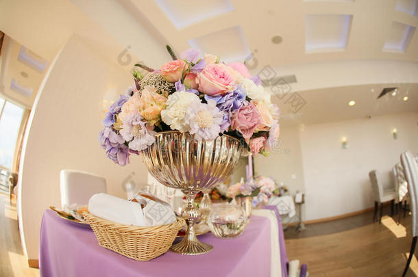 银碗中的插花与粉红色牡丹和绣球花