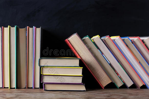 书架上的书在学校黑板的背景上。