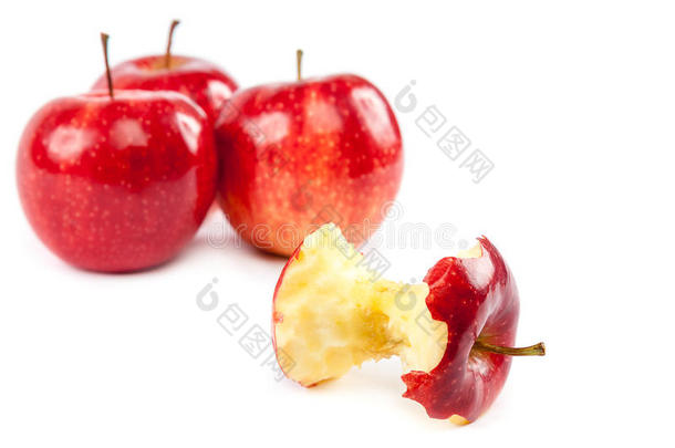 <strong>新鲜</strong>的<strong>红苹果</strong>和苹果芯。