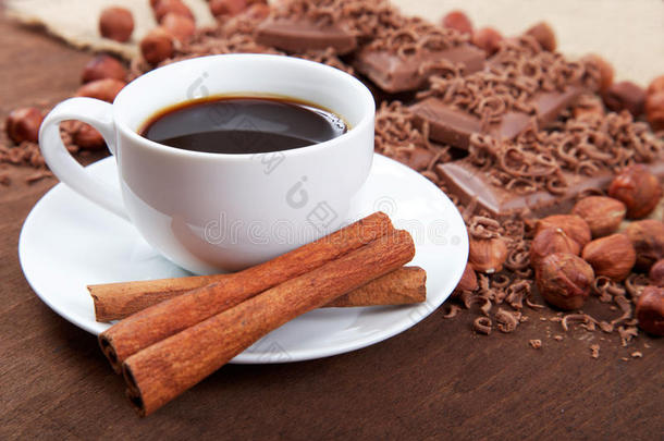 一杯咖啡，茶托里有肉桂棒，巧克力