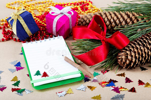 圣诞装饰品，礼物和一个笔记本表示祝贺。
