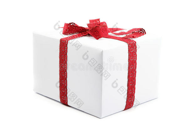 白色礼盒，红色丝带蝴蝶结。