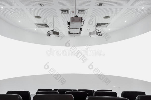 空白屏幕投影仪和音频系统与座椅现代内部