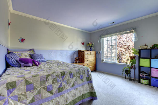 可爱的紫色儿童房间，简单舒适的Interioi