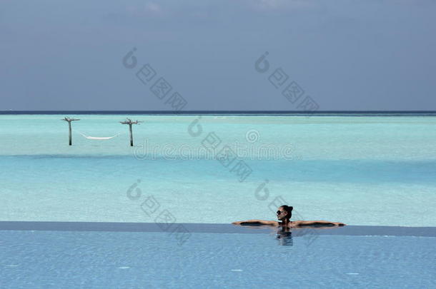 在马尔代夫的无限游泳池里的女孩