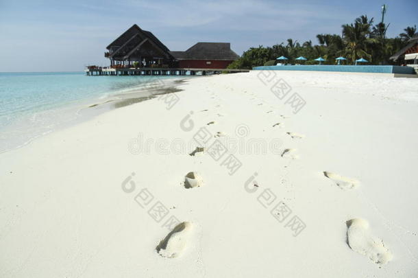 白沙马尔代夫海滩上的脚印