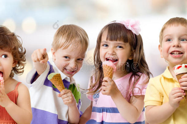 孩子或孩子们集体吃冰淇淋