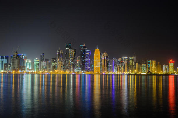 多哈天际线在夜间，<strong>卡塔尔</strong>，中东