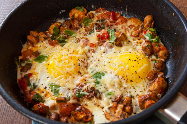 煎鸡蛋与蔬菜，蘑菇和奶酪在煎锅