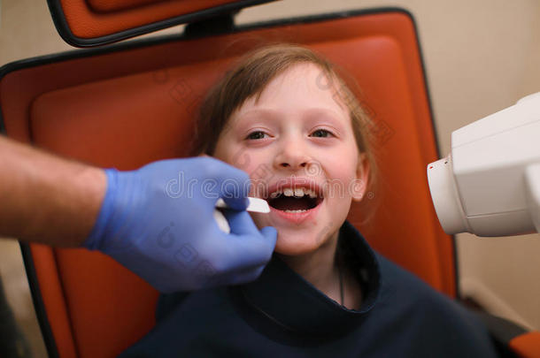 关闭牙科医生，将<strong>口腔</strong>内盾牌放置在儿童病人<strong>口腔</strong>和助理指导X光机在牙科诊所