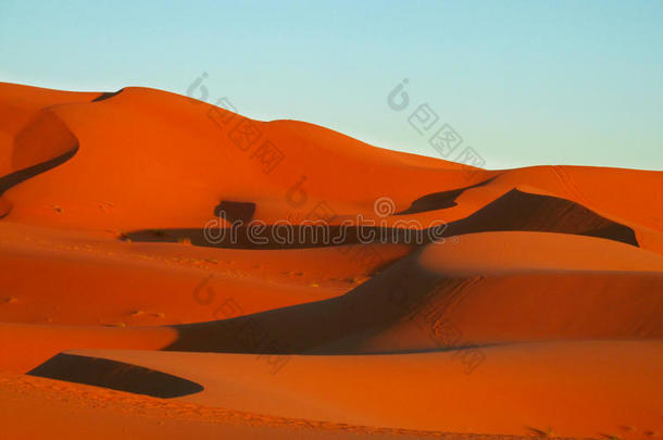 日落时美丽的撒哈拉沙丘