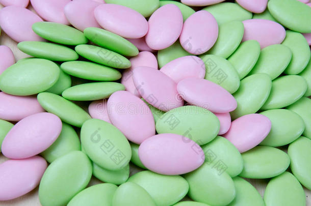 绿色和浅粉色涂有巧克力，复活节糖